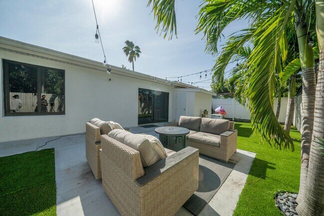 Building Photo - 232 Wellesley Dr