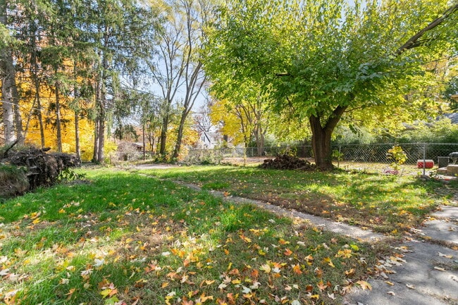 Building Photo - This updated 4-bedroom, 1-bath home is rea...