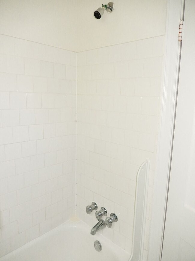 Building Photo - Sun-Filled & Well-Maintained 1 Bed 1 Bath ...