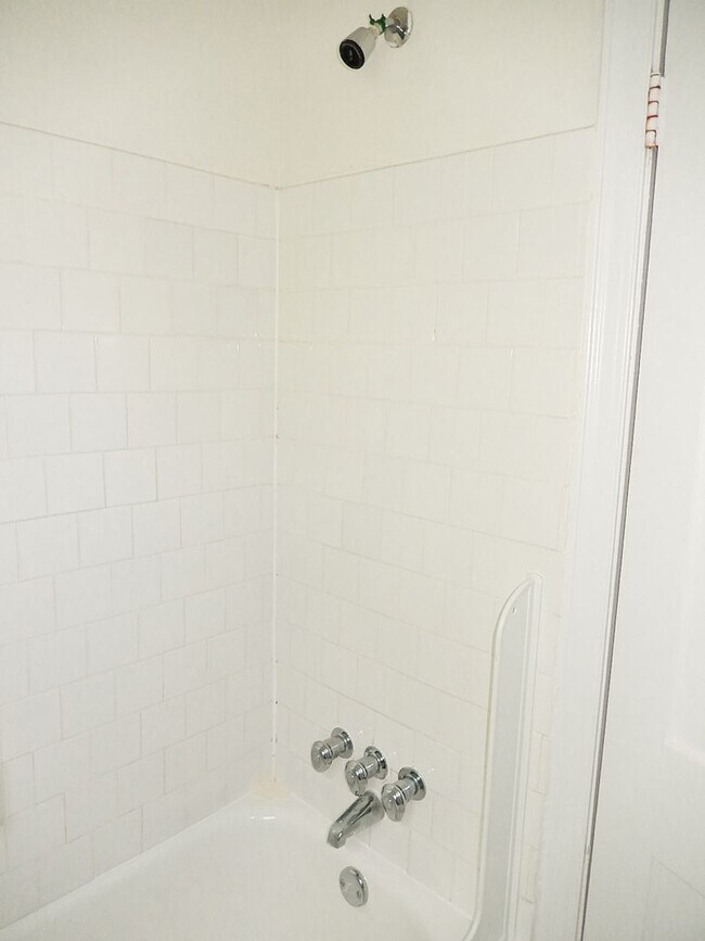 Building Photo - Sun-Filled & Well-Maintained 1 Bed 1 Bath Interior Townhome In Arlington Village