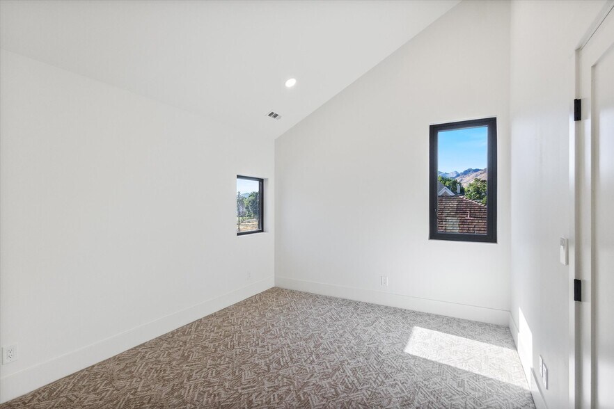 Building Photo - 165 S 200 E