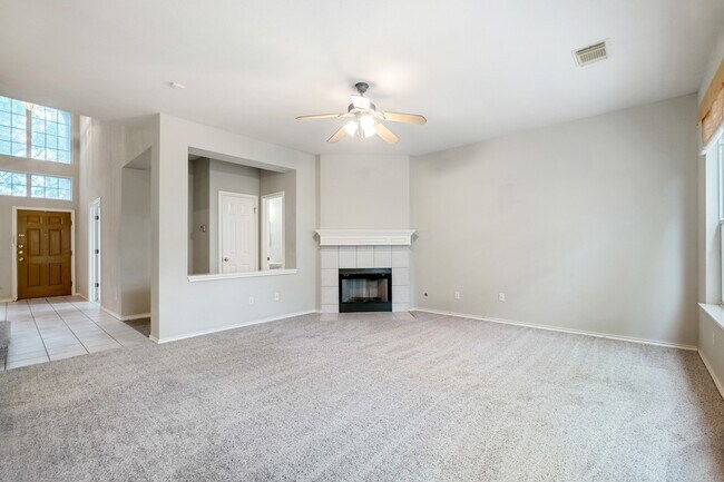Building Photo - 4 Bedroom, 2.5 Bath Home in Vista Oaks