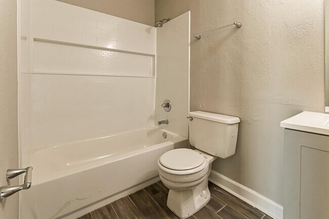 Building Photo - 4495 Bonnie Brae Dr