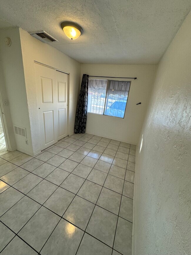 Building Photo - 239 S Cherry Ave