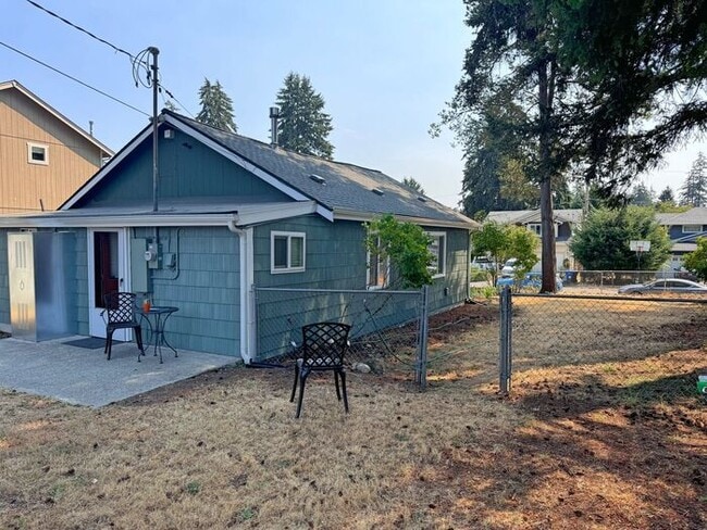 Building Photo - Perfect 2 spacious bedroom, 1 bath home in...