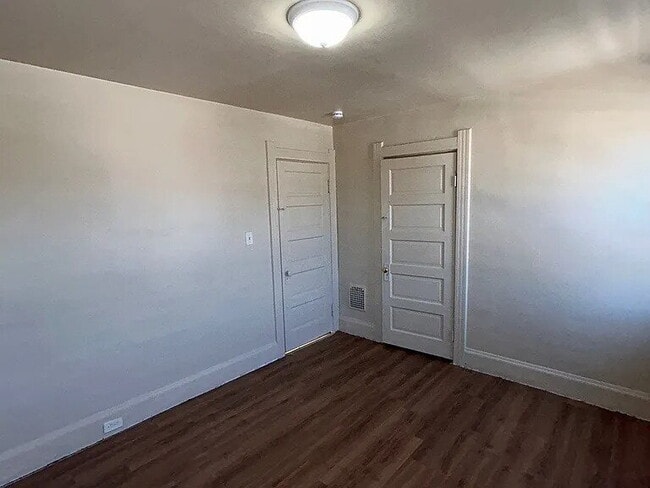 Building Photo - Charming single-family home featuring 3 spacious bedrooms and 1 full bathroom.