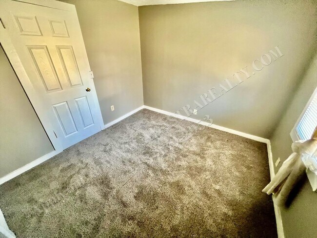 Building Photo - ADORABLE and CLEAN home in KCK-Available N...