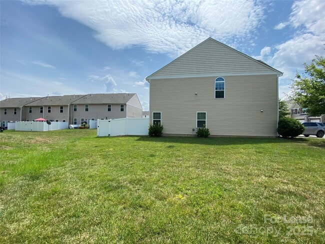 Building Photo - 2601 Silverthorn Dr