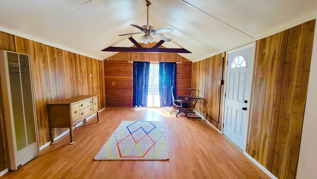 Building Photo - Adorable 2 bed 1 bath home with great views!