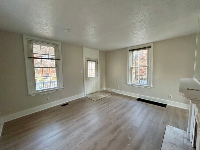 Building Photo - PLEASANT RIDGE - Huge Meticulous 2 bed 2 story home.  Fenced yard.