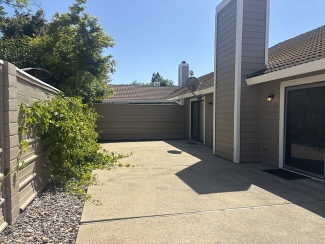 Building Photo - 2213 Camborne Dr