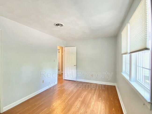 Building Photo - 565 Sterling Rd