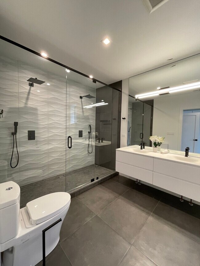 Building Photo - 719 N Elizabeth St