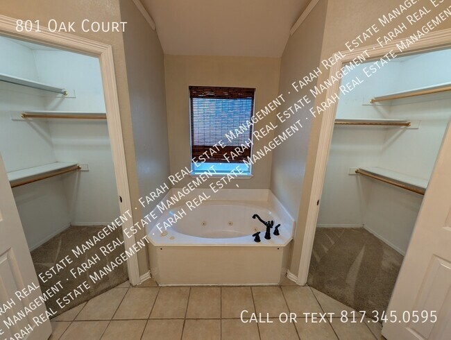 Building Photo - 801 Oak Ct