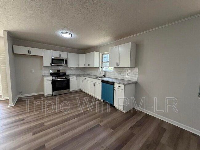 Building Photo - 33 Single Oaks Dr