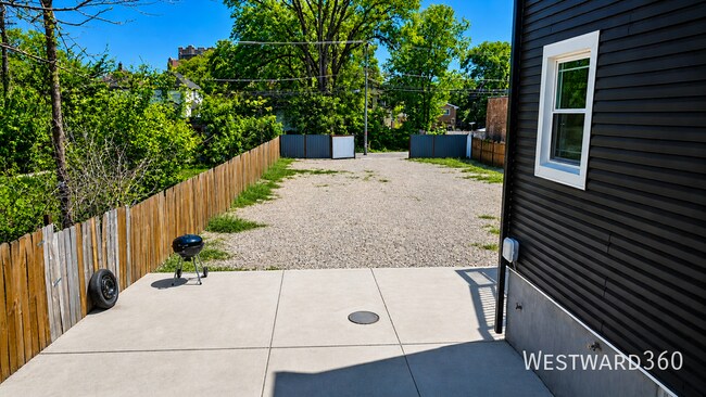 Building Photo - 7527 S Stewart Ave