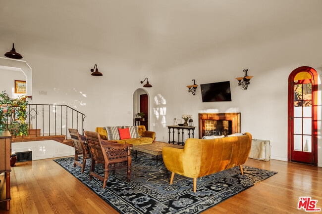 Building Photo - 2002 N Las Palmas Ave