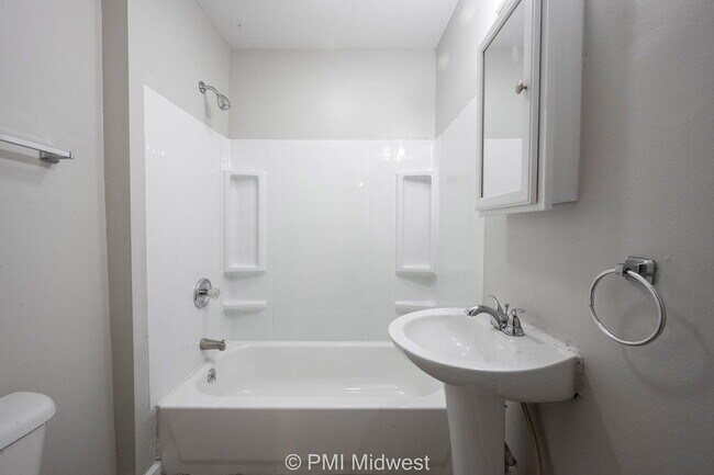 Building Photo - "Charming 3-Bed Duplex Gem in Indianapolis – Spacious 1300 Sq Ft Haven!"