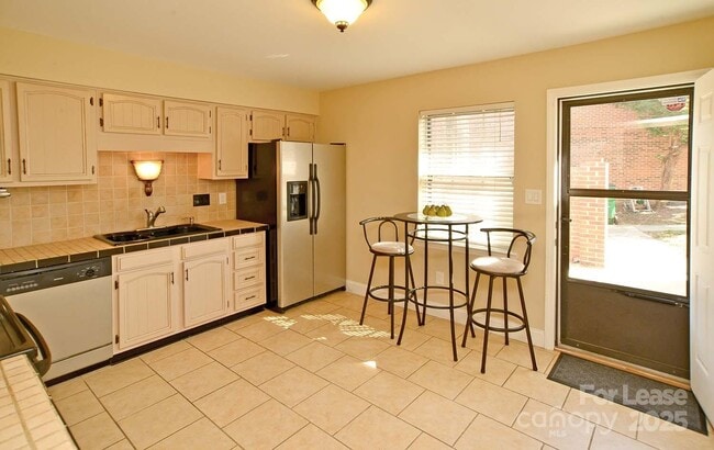 Building Photo - 8843 Hunter Ridge Dr