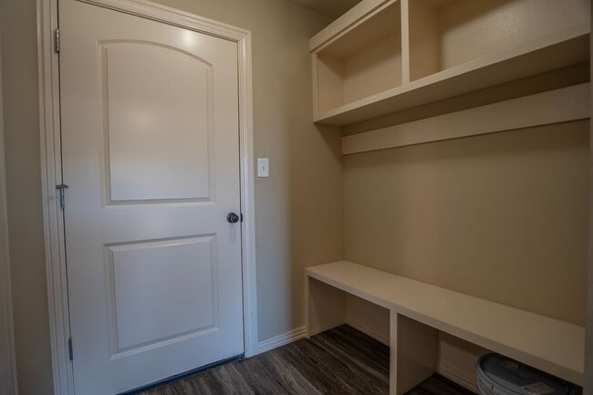 Building Photo - Spacious 3 Bedroom, 2 Bathroom home!