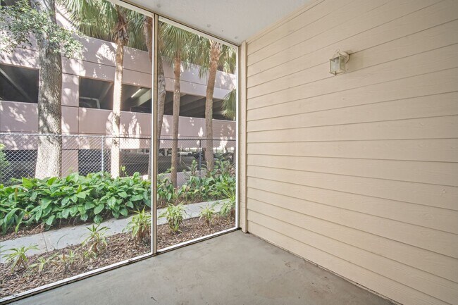 Building Photo - Renovated 2BR/2BA Condo With a Garage in I...
