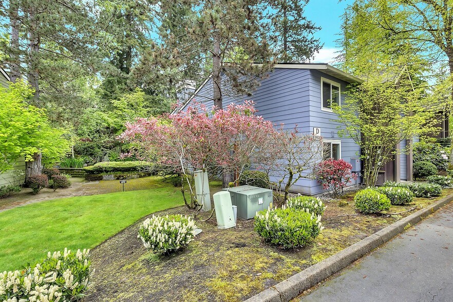 Green space off this unit - 10026 NE 127th Pl