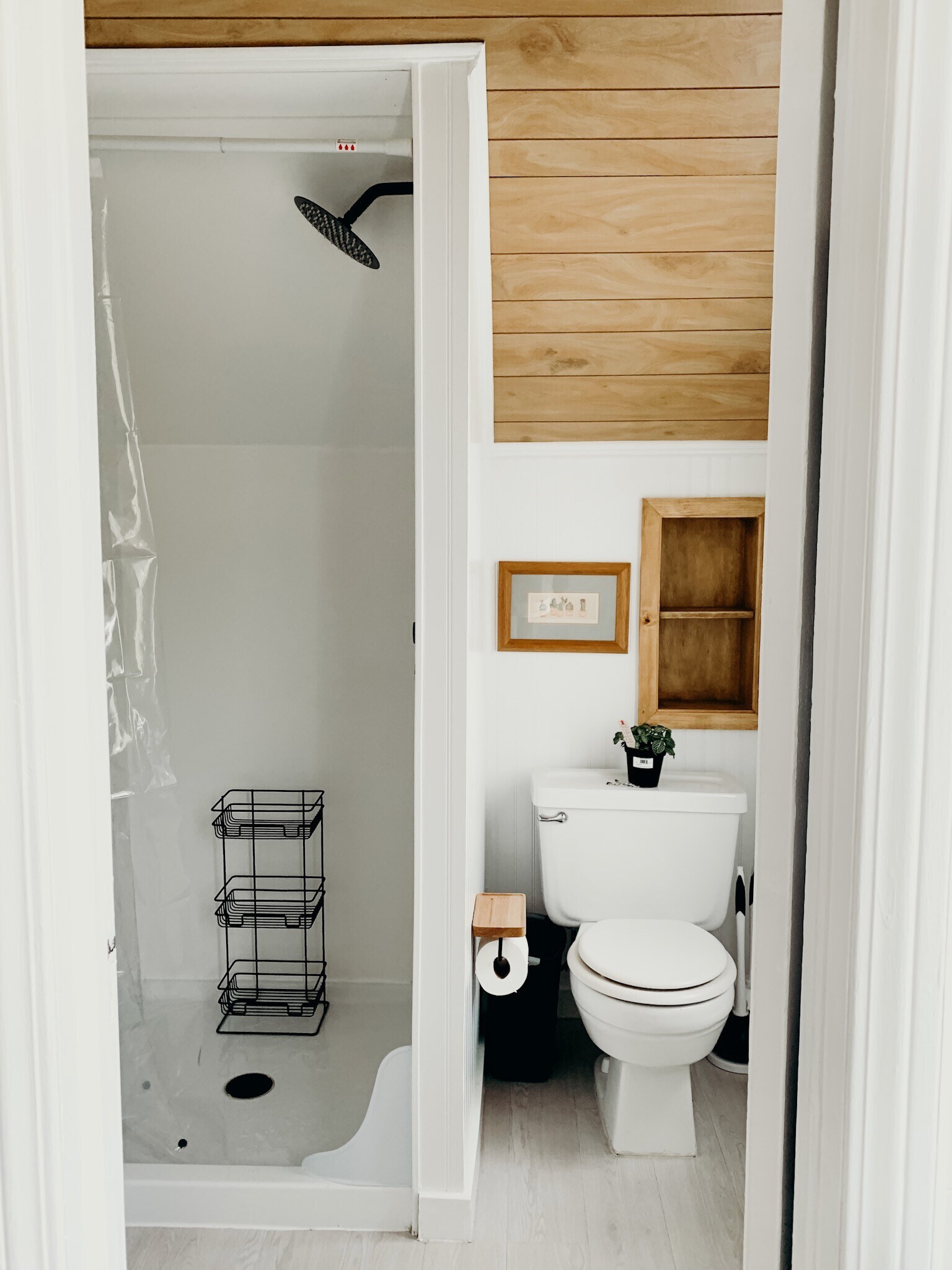 shower & toilet - 22101 Nowlin St