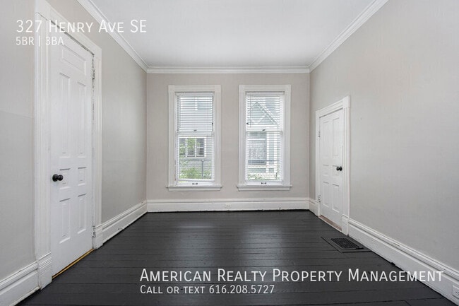 Building Photo - 327 Henry Ave SE