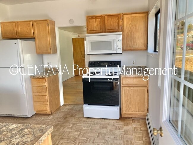 Building Photo - Large home with a huge yard on the West si...
