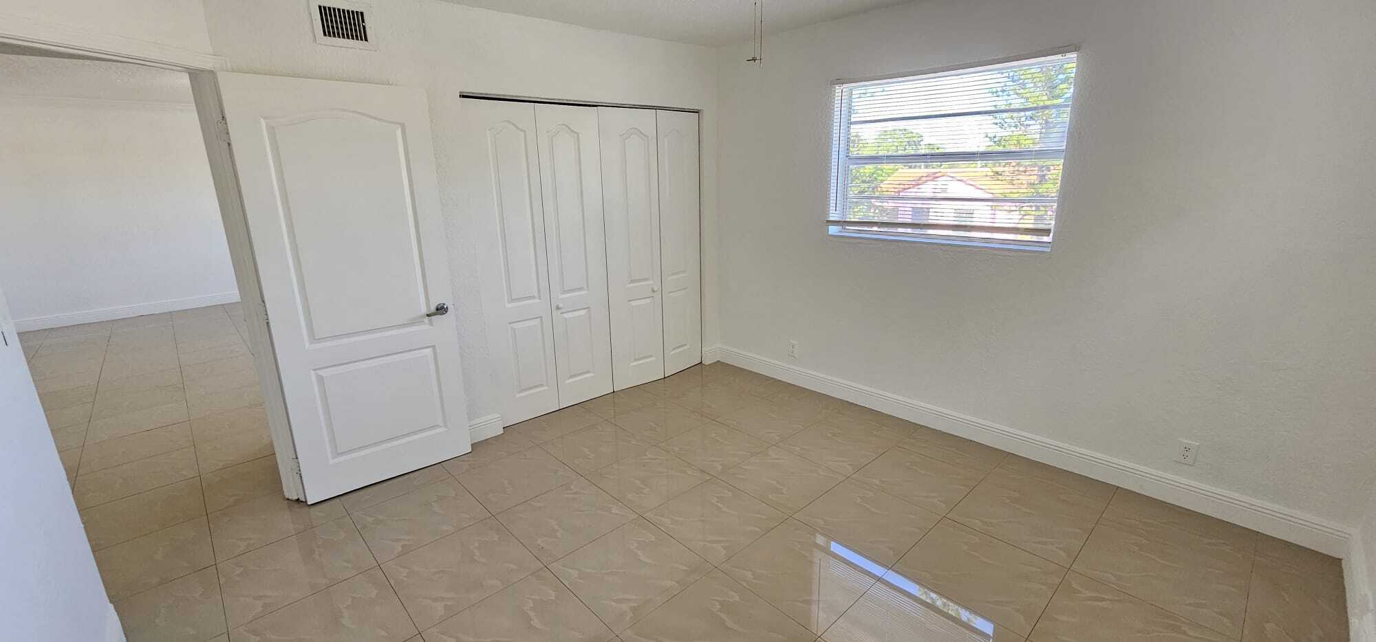 Building Photo - 110 SE 2nd St