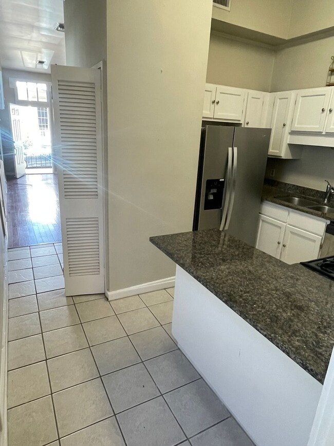 Building Photo - 1BD/1BA Uptown, w/ Private Fenced In Court...