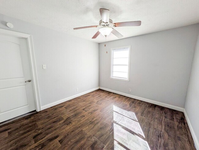 Building Photo - 5150 Parkview Dr