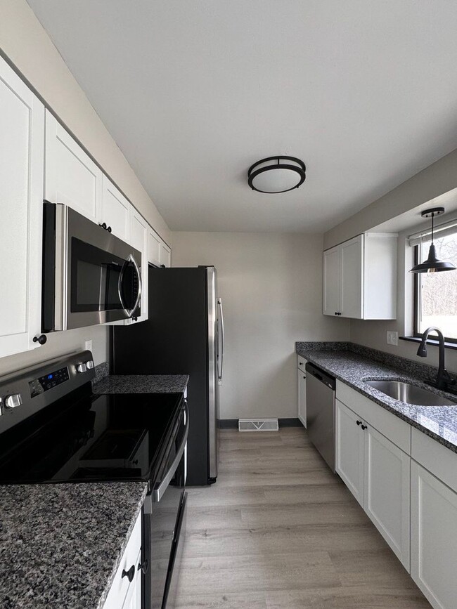 Building Photo - For Rent: 2 BD | 1.5 BTH | Garage | Spacio...