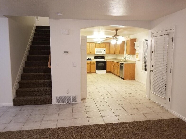 Building Photo - 729 Apple Grove Ln
