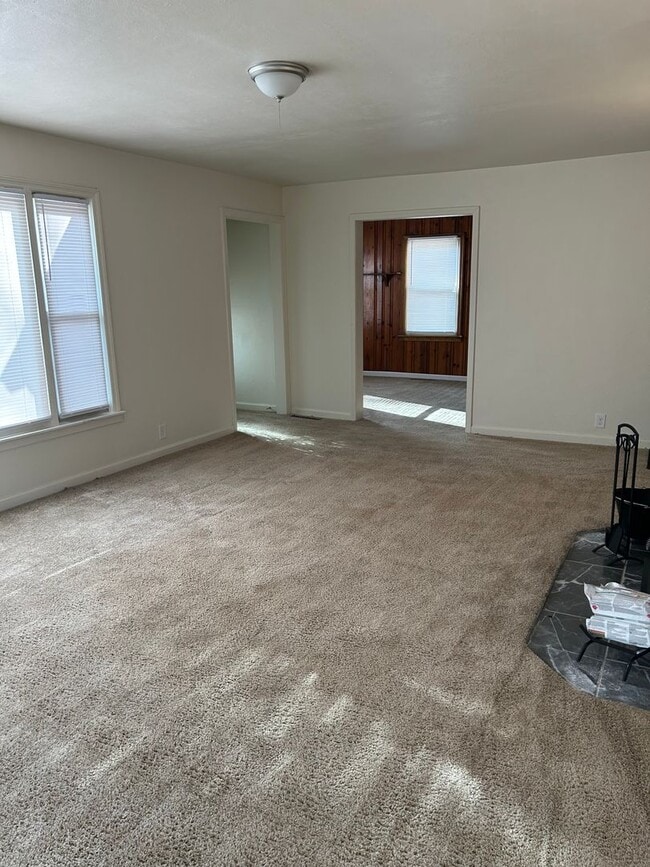 Building Photo - 3 Bedroom 2 Full Bath Home