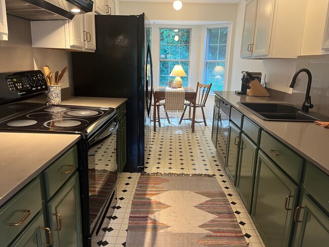 Building Photo - Beautiful Donelson Cottage With Private Fenced Yard