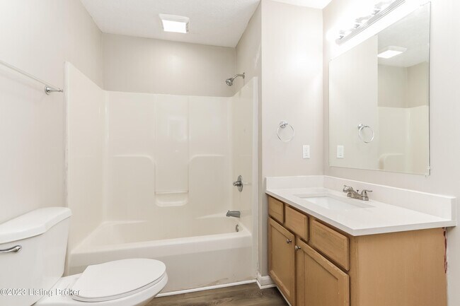 Building Photo - 10418 Pinoak View Dr