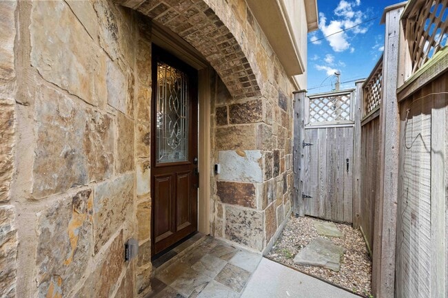 Building Photo - Balconies of Bomar