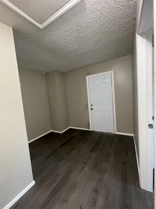 Building Photo - Charming 5 Bedroom House