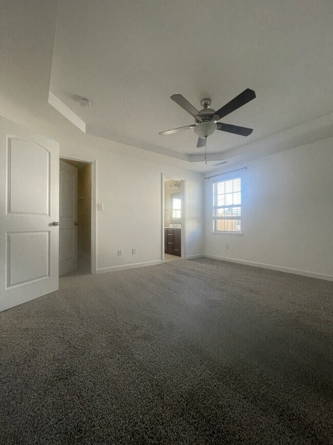 Building Photo - Bradford Estates!