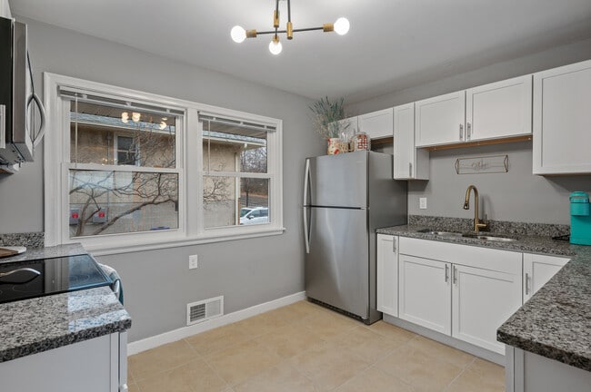 Building Photo - 248 Ruth St N