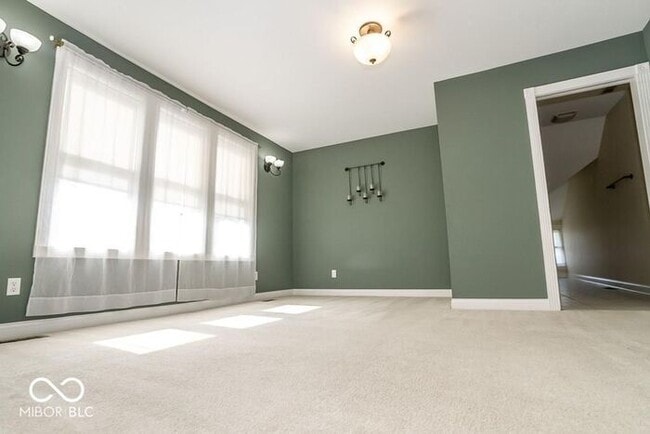 Building Photo - Sweet Spacious Townhome With Finished Base...