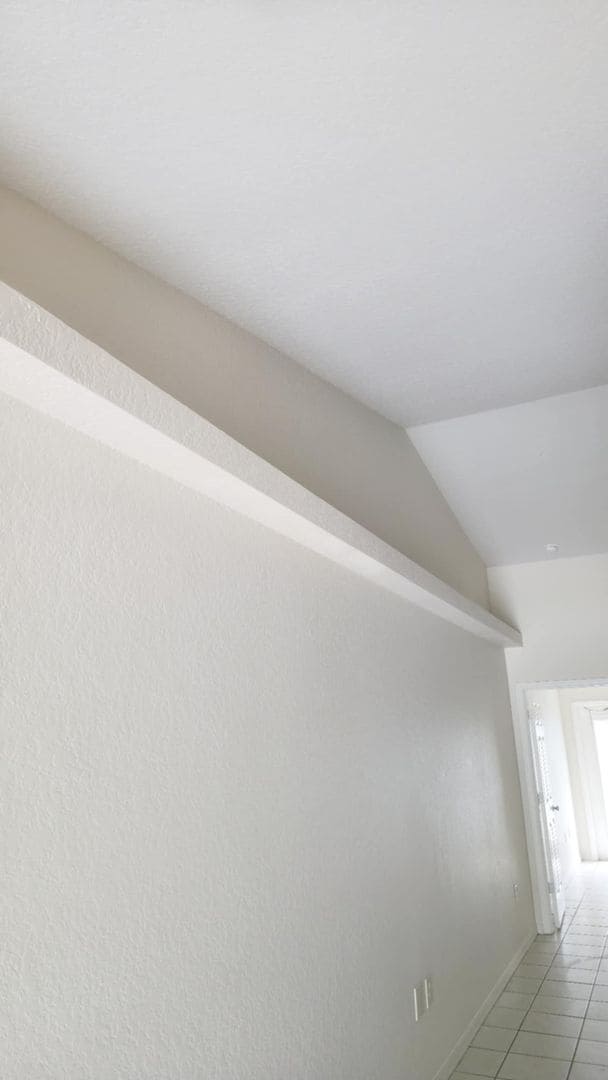 Building Photo - Clean & Bright 2 Bed / 2 Bath