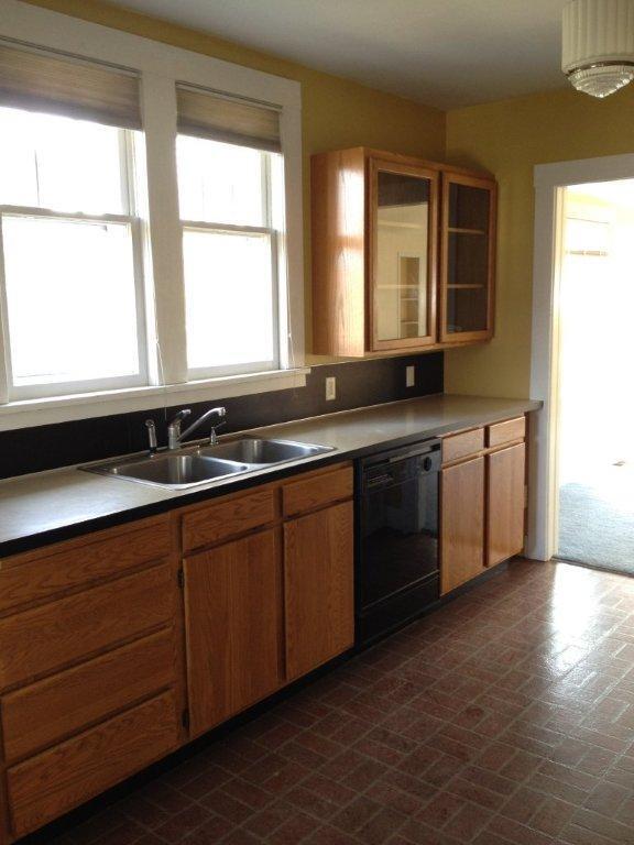 Building Photo - 2 Bedroom plus a sun room | 1  Bathroom