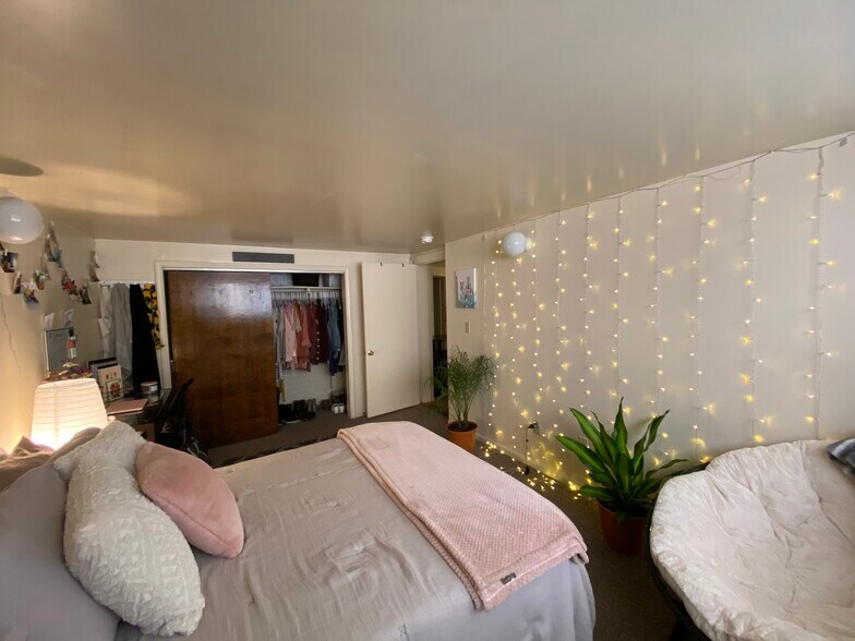 Building Photo - 910 S State St