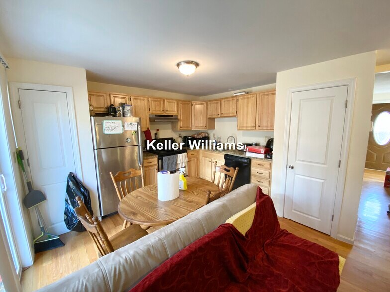 Building Photo - 41 Lawn St