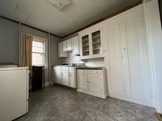 Kitchen - 727 Washington Ave