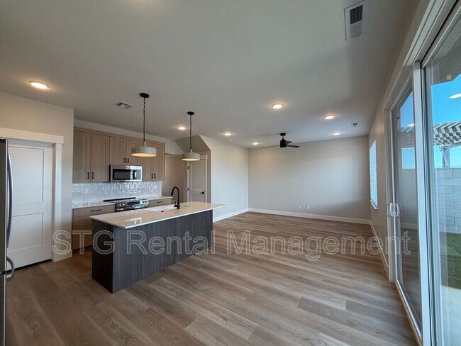 Building Photo - 577 E Hemsworth Ln