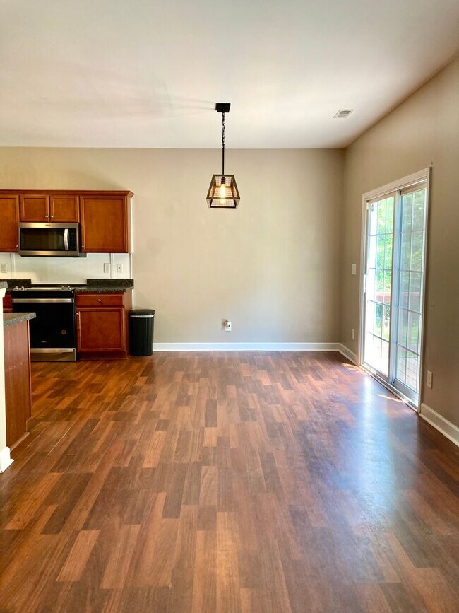 Building Photo - 5 Bedroom 3 Bath Hubert Home for Rent