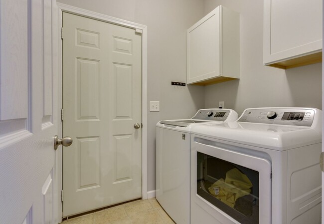 Building Photo - 3 Bed, 2 Bath One Level Home w/ Hardwood T...